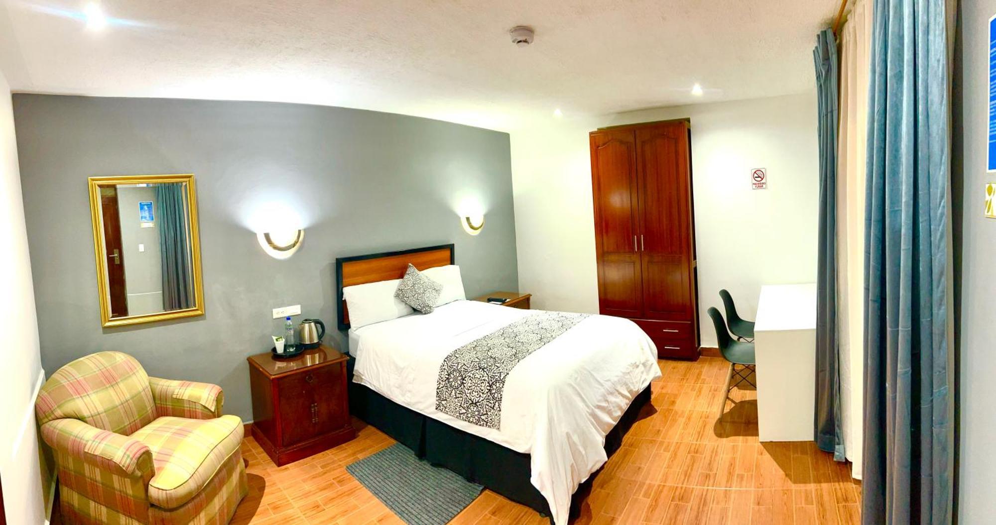 Accel Hotel La Quinta Ibarra Bagian luar foto