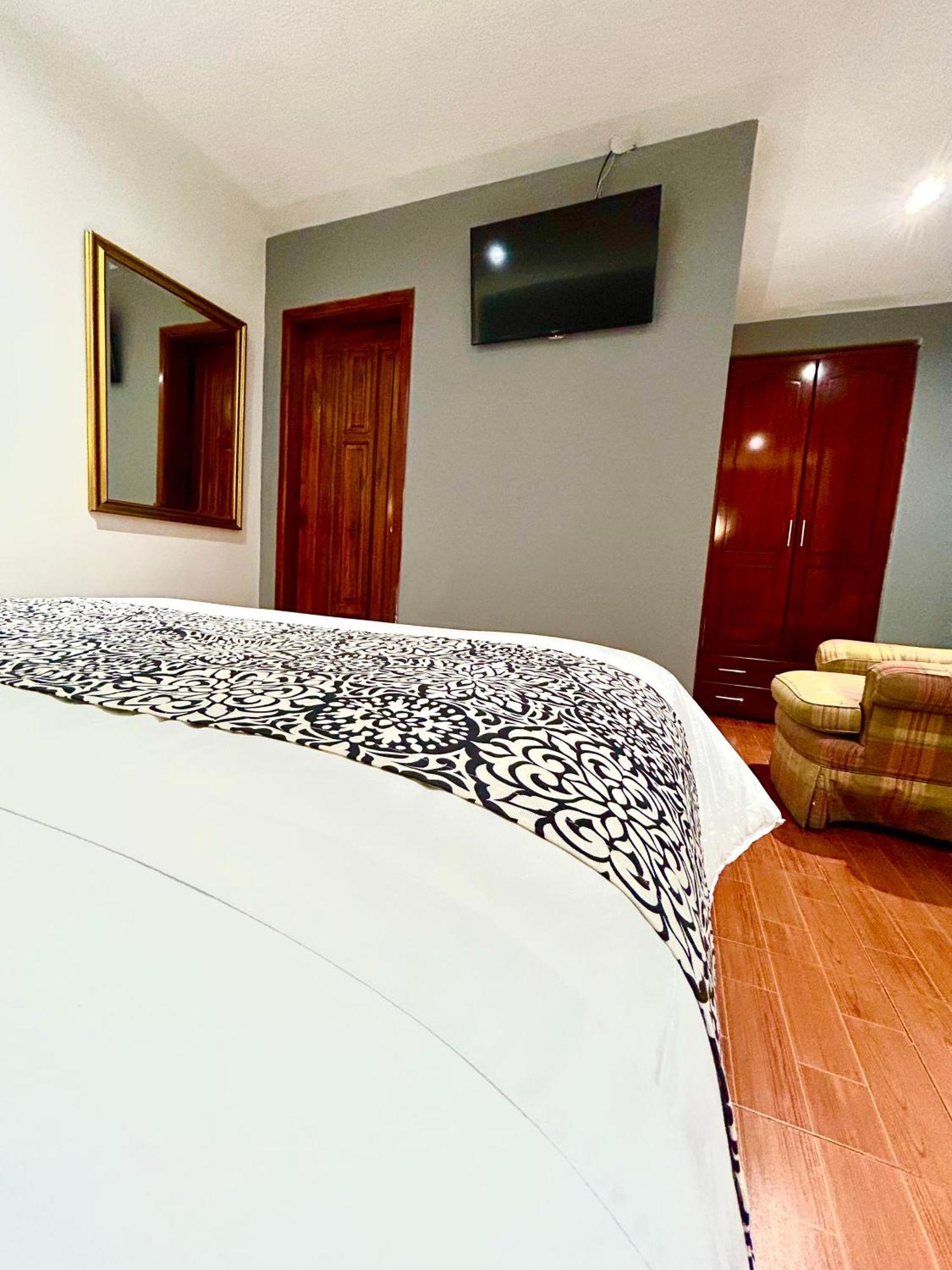 Accel Hotel La Quinta Ibarra Bagian luar foto