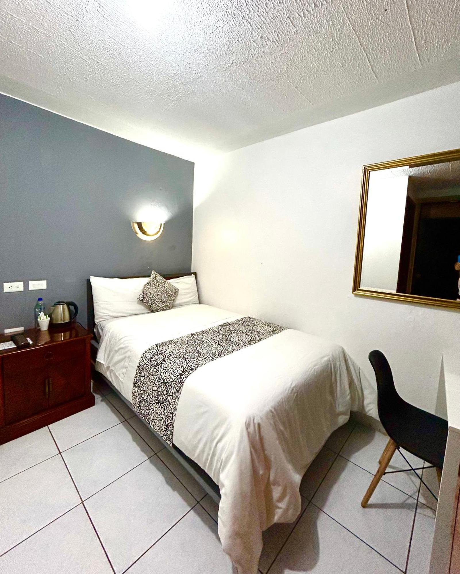 Accel Hotel La Quinta Ibarra Bagian luar foto