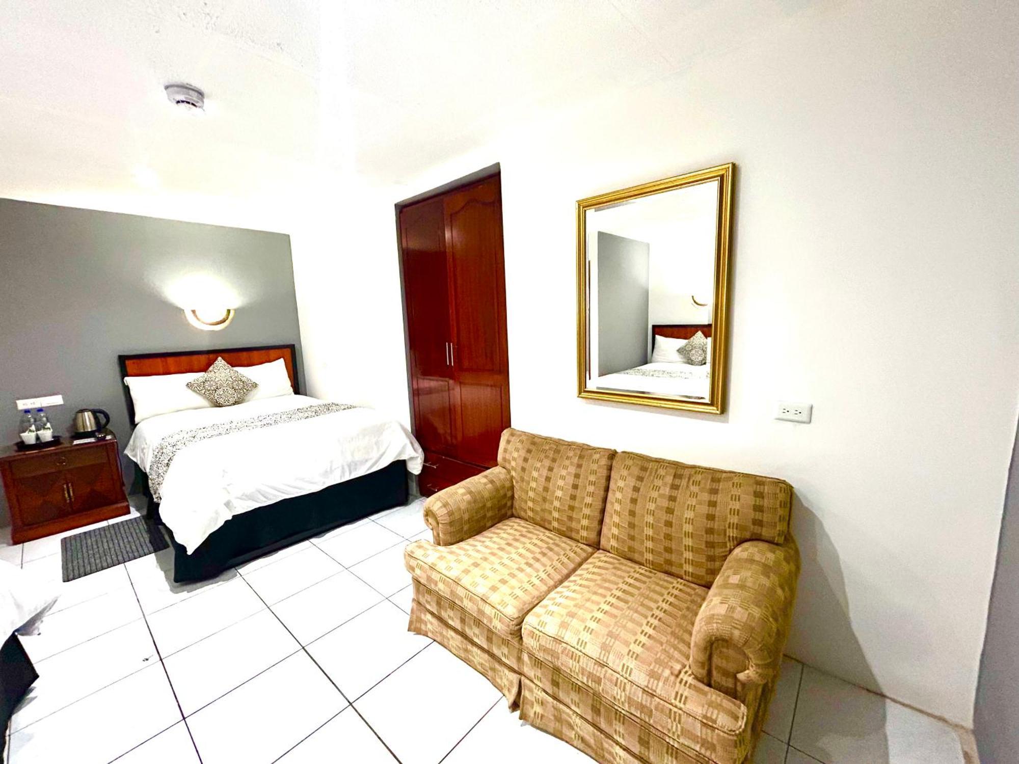 Accel Hotel La Quinta Ibarra Bagian luar foto