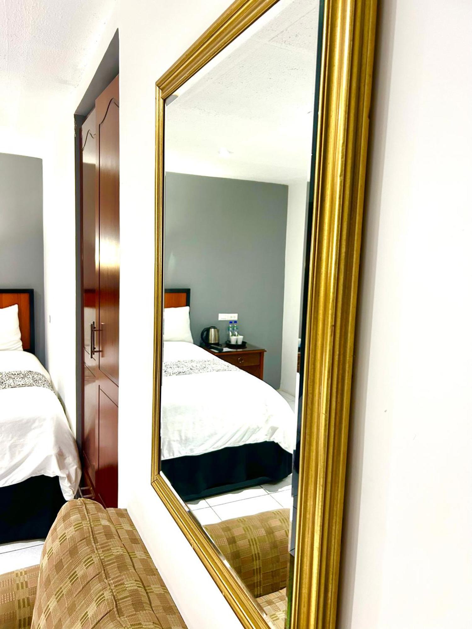 Accel Hotel La Quinta Ibarra Bagian luar foto