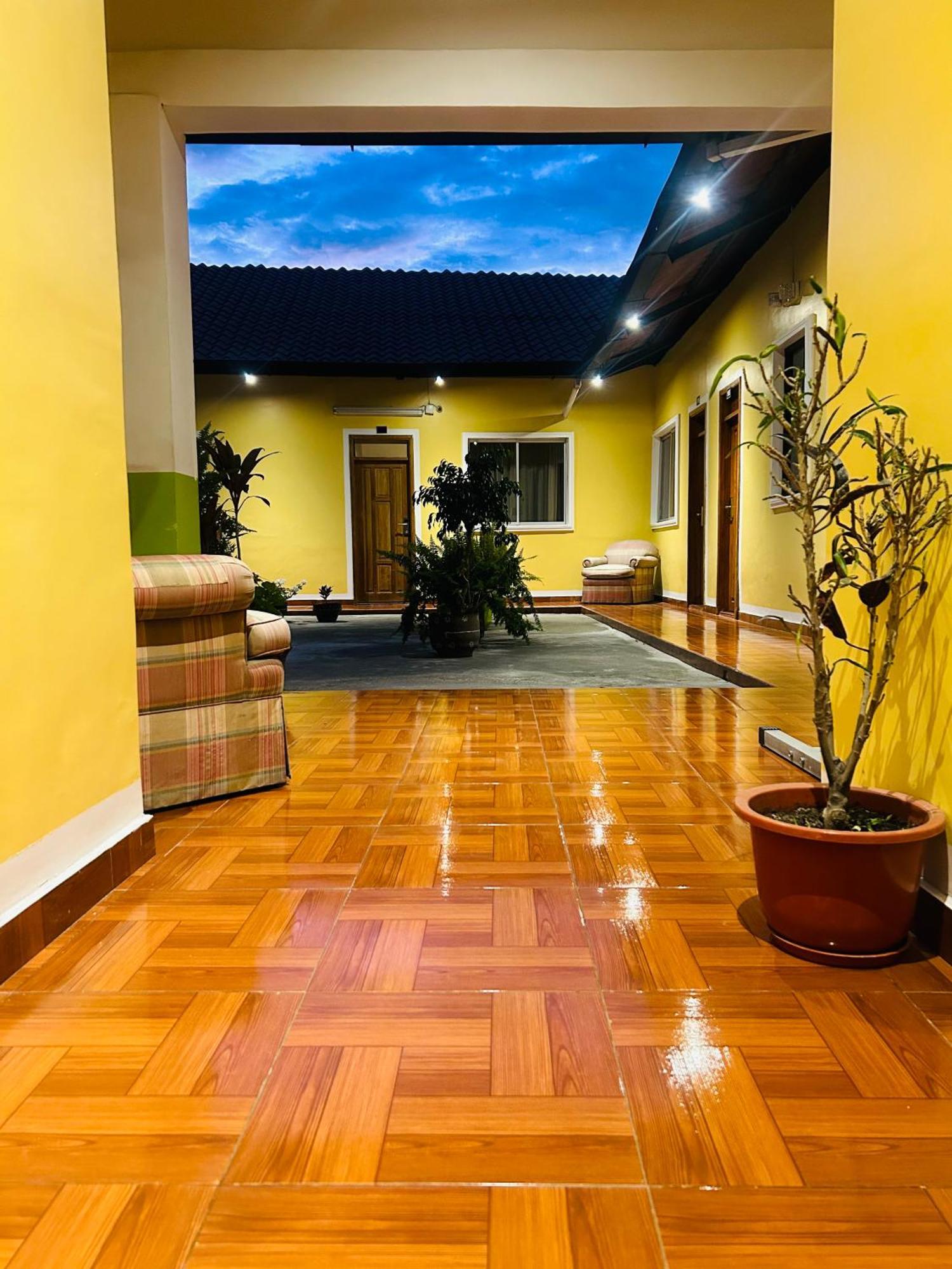 Accel Hotel La Quinta Ibarra Bagian luar foto