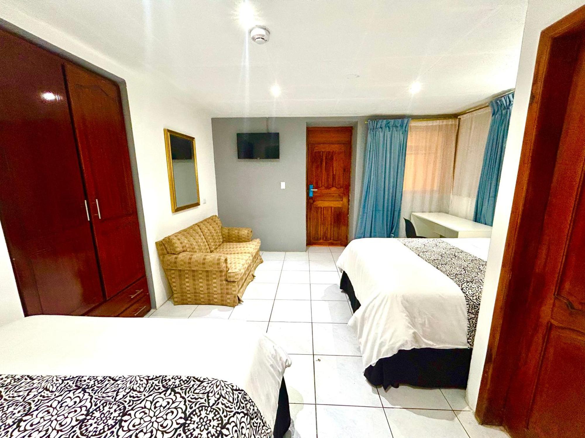 Accel Hotel La Quinta Ibarra Bagian luar foto