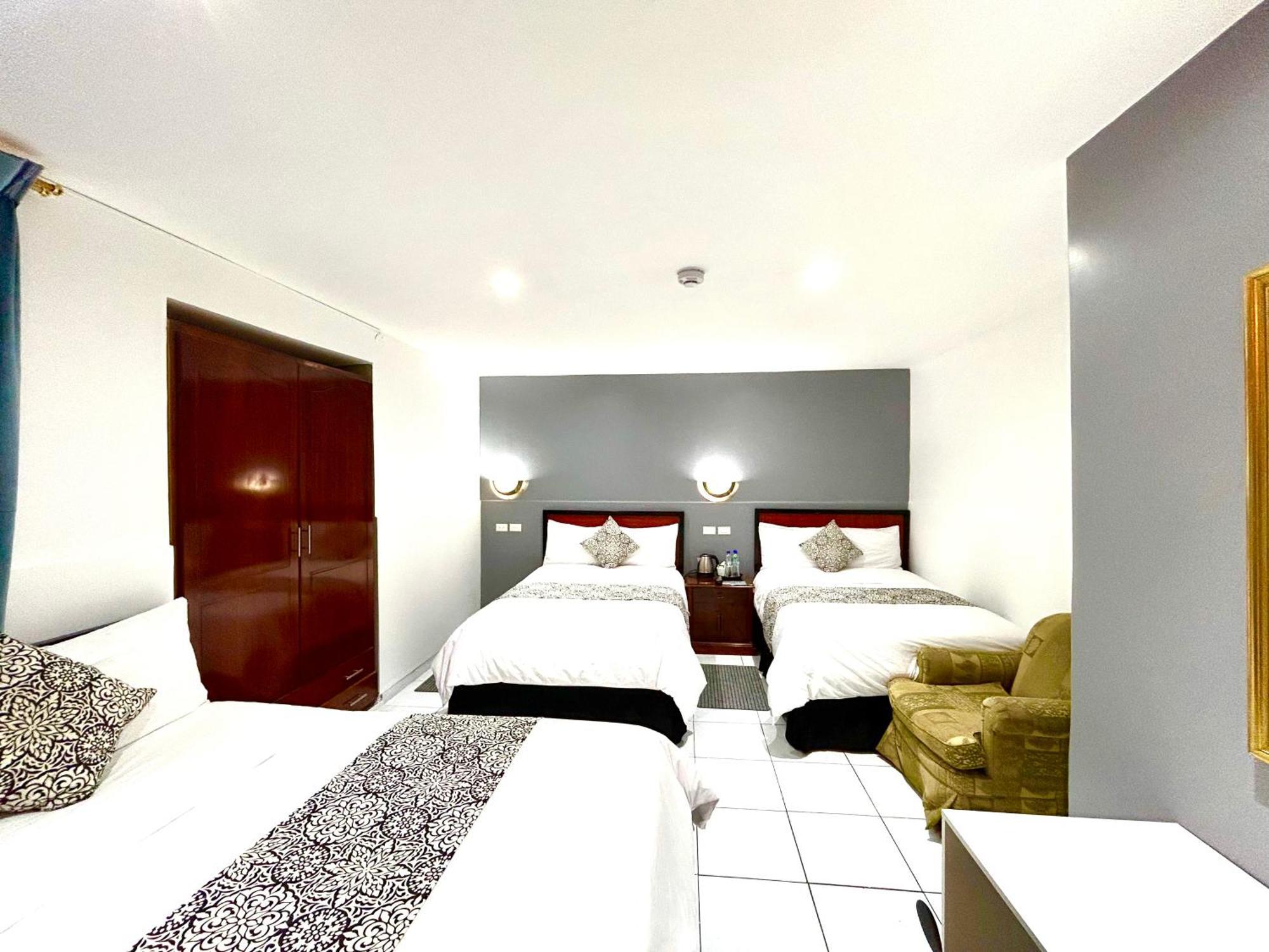 Accel Hotel La Quinta Ibarra Bagian luar foto