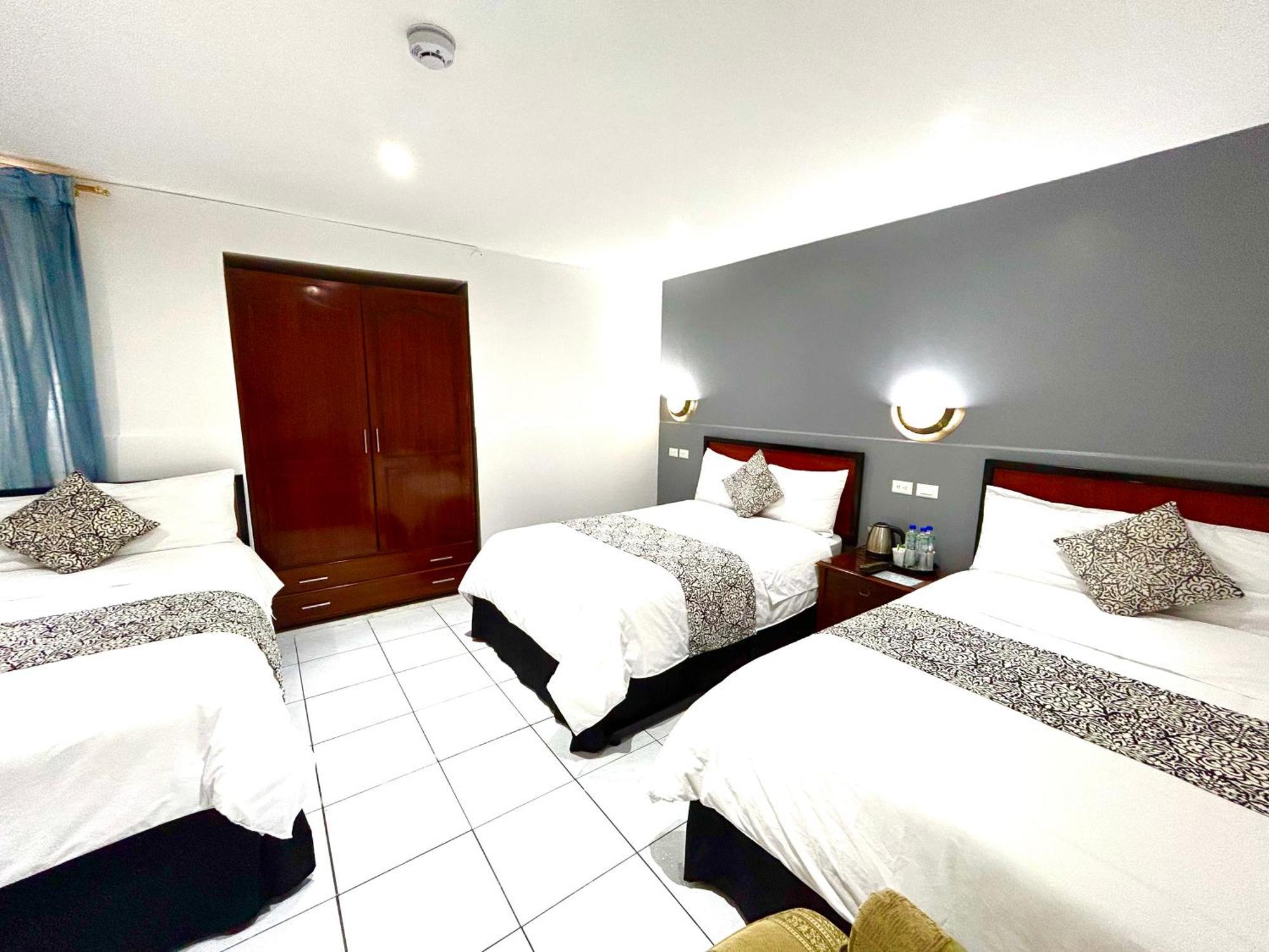 Accel Hotel La Quinta Ibarra Bagian luar foto