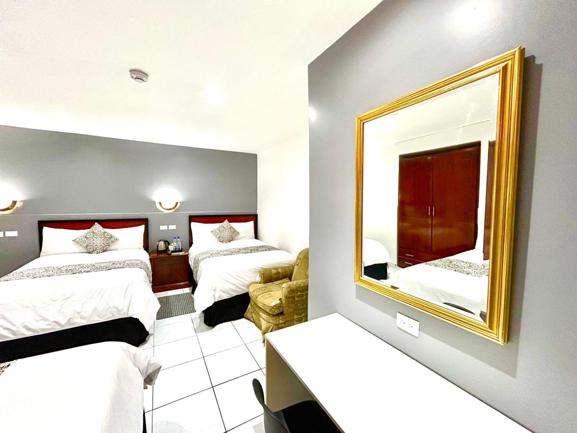 Accel Hotel La Quinta Ibarra Bagian luar foto