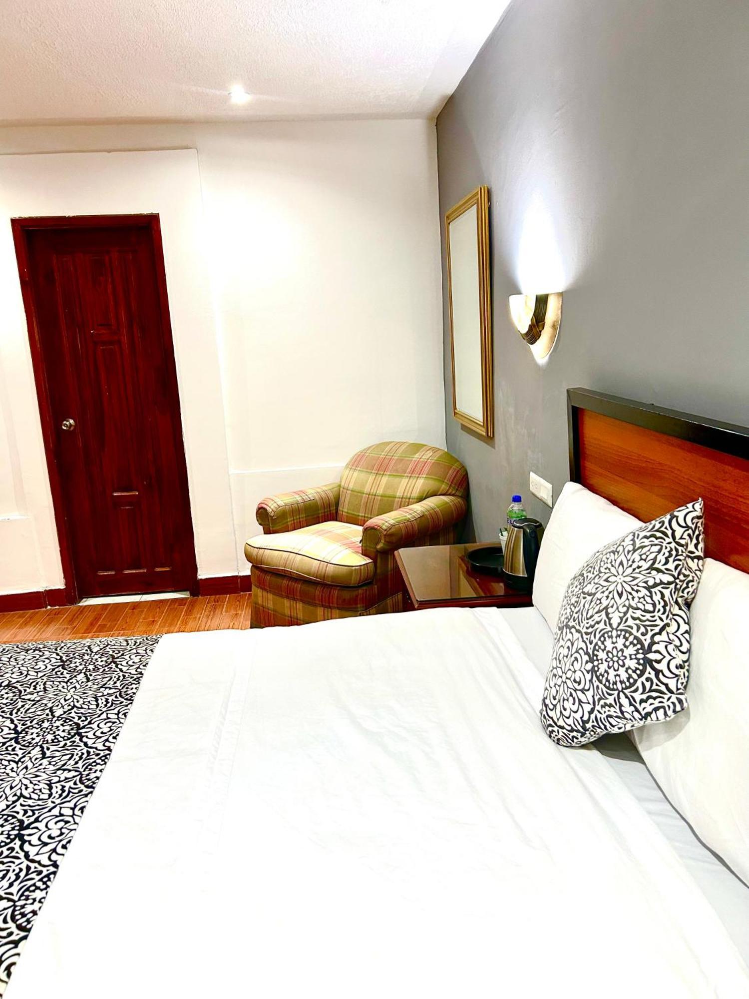 Accel Hotel La Quinta Ibarra Bagian luar foto