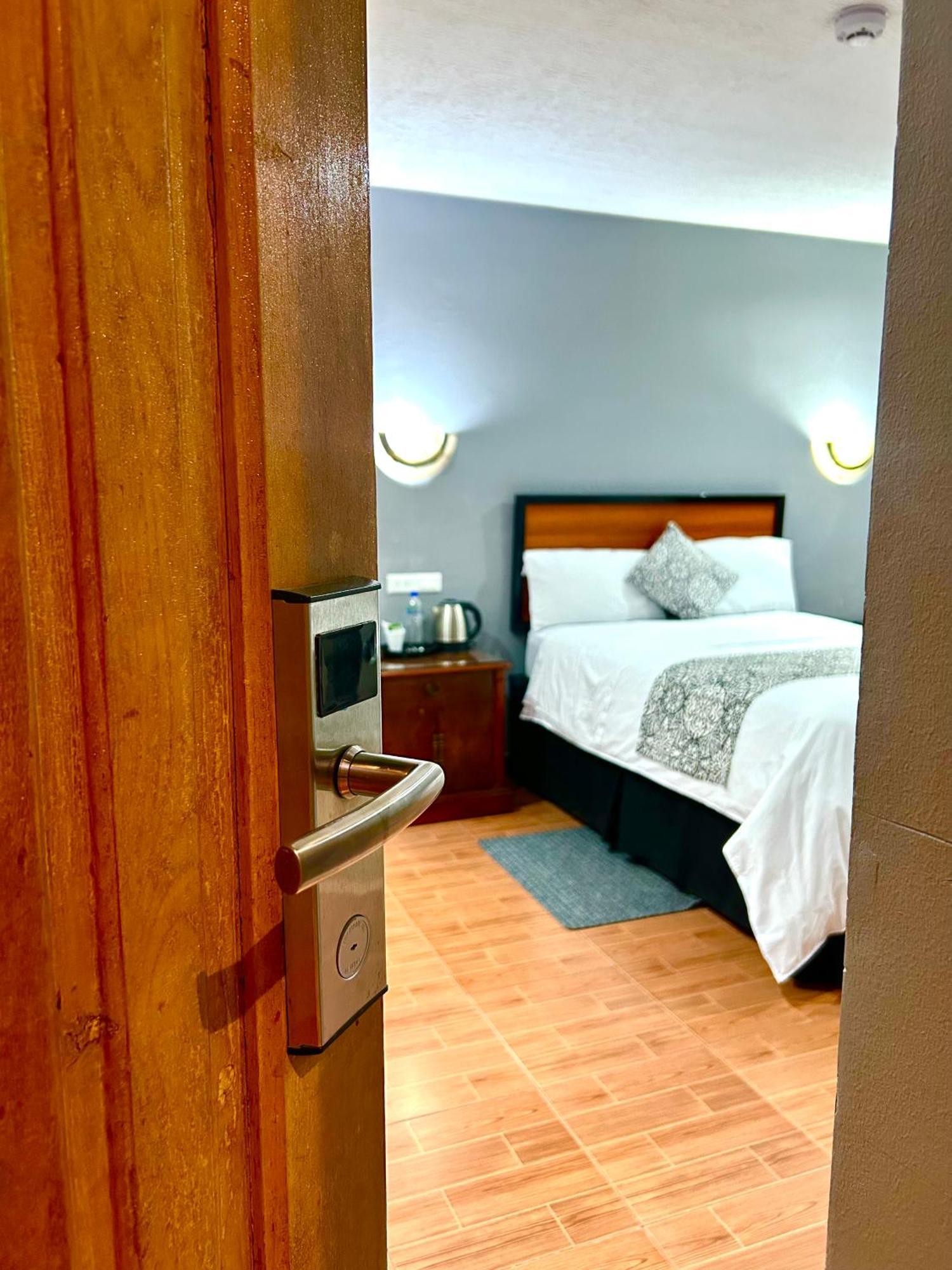 Accel Hotel La Quinta Ibarra Bagian luar foto
